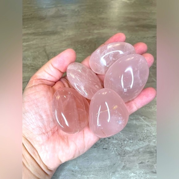 Rose Quartz Palm Stone - Picture 1 of 1